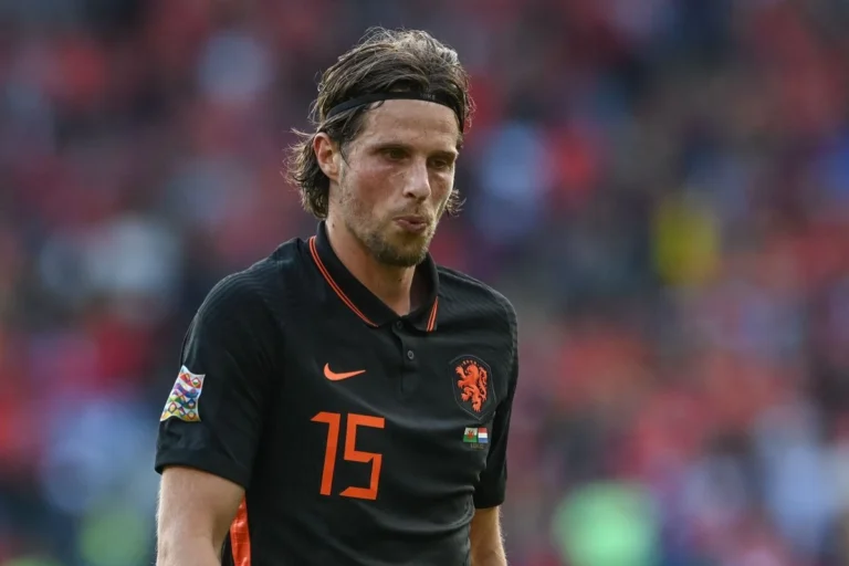 Hans Hateboer signe à Lyon ©Alamy