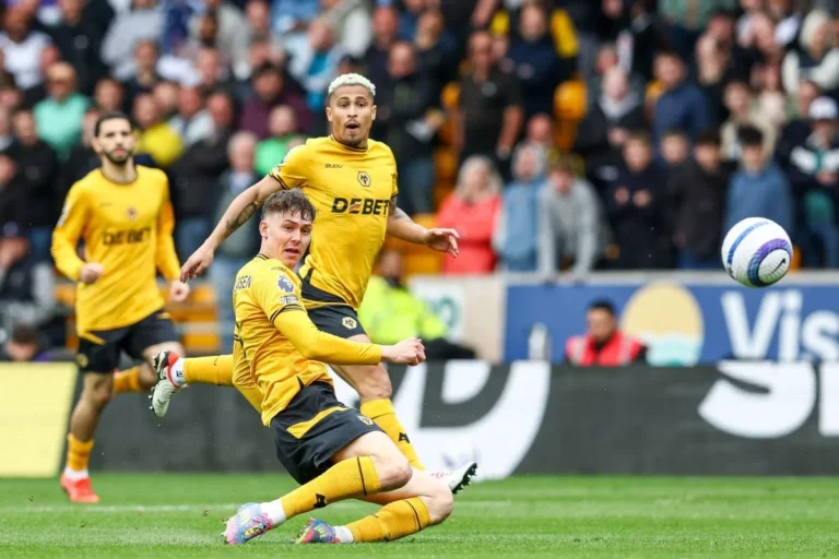 Jorgen Strand Larsen sous le maillot de Wolverhampon @Alamy