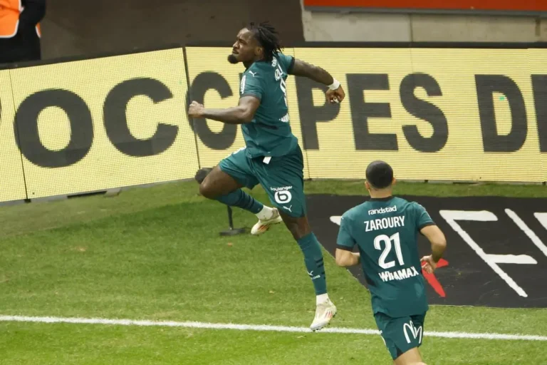 Nzola fêtant un but avec Lens @Alamy