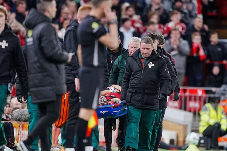 Arne Slot annonce la fin de la saison pour Giovanni Leoni ©Alamy