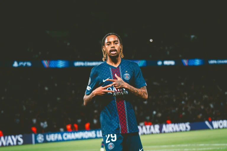 Bradley Barcola sous le maillot du PSG ©Alamy