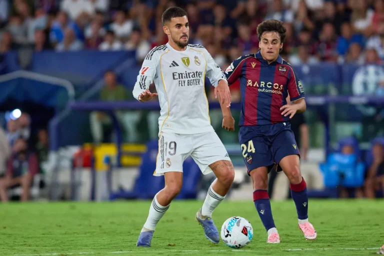 Dani Ceballos sous le maillot du Real Madrid @Alamy