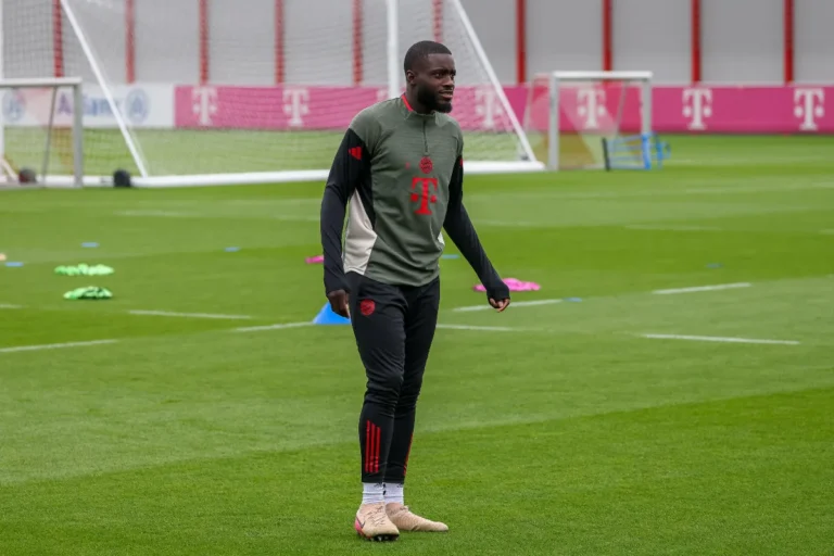 Dayot Upamecano agace le Bayern Munich @Alamy