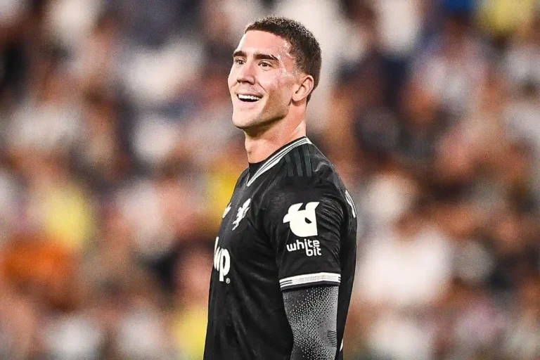 Dušan Vlahović avec la Juventus @Alamy