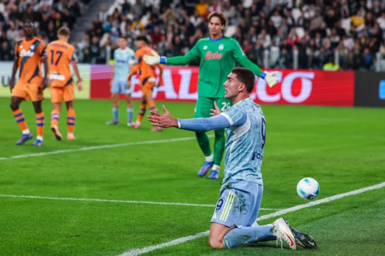 Dusan Vlahovic visé par l'Inter Milan ©Alamy