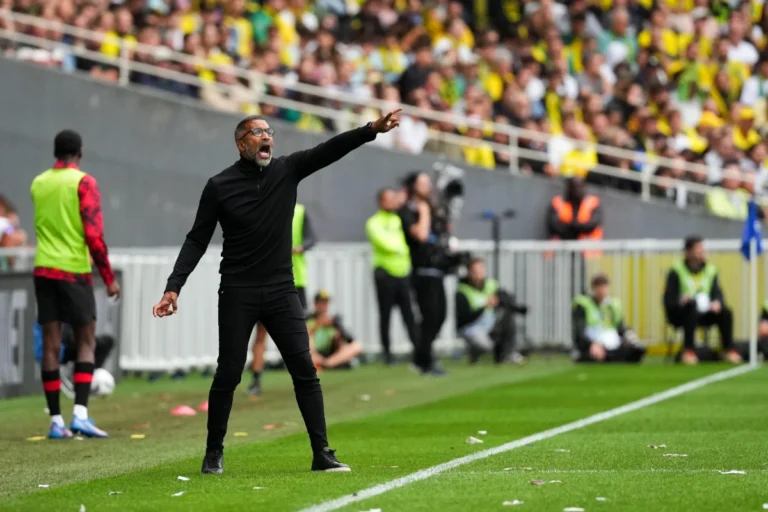 Habib Beye réagit au nul de son équipe ©Alamy