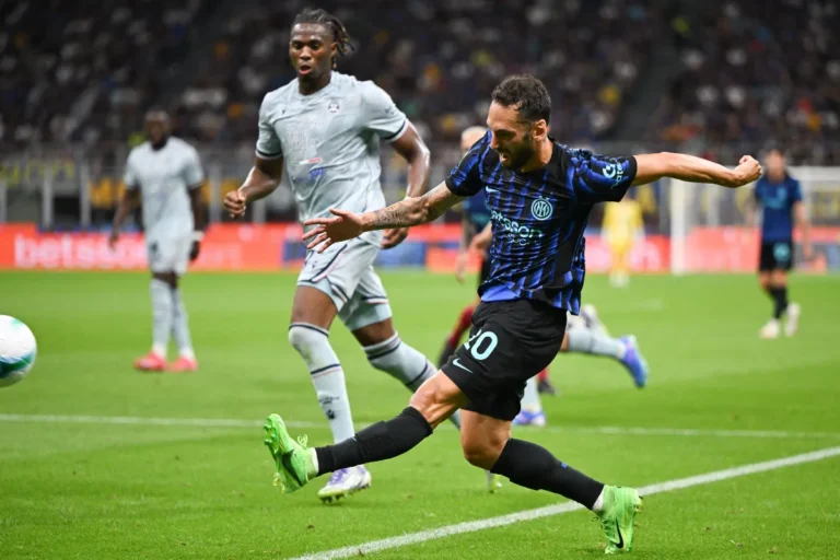 Hakan Çalhanoğlu avec l'Inter Milan @Alamy