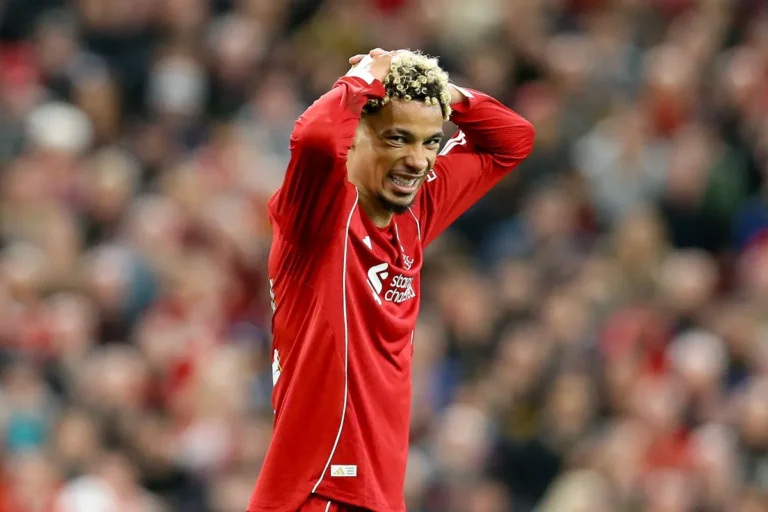 Hugo Ekitike, du but à l’expulsion : Arne Slot dénonce une erreur évitable