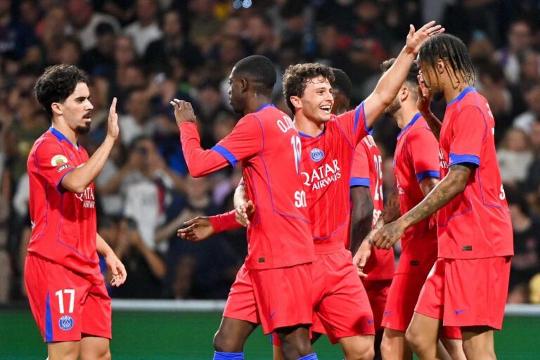 Joao Neves avec ses coéquipiers @Alamy