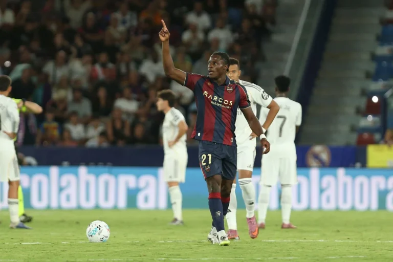 Karl Etta Eyong avec Levante @Alamy