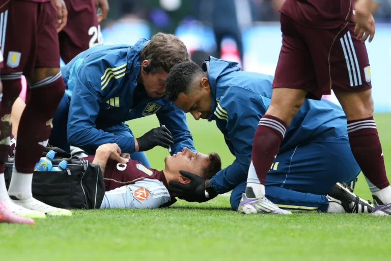 Lucas Digne victime d'un choc ©Alamy