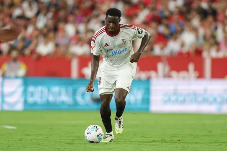 Lucien Agoumé sous le maillot du FC Séville @Alamy