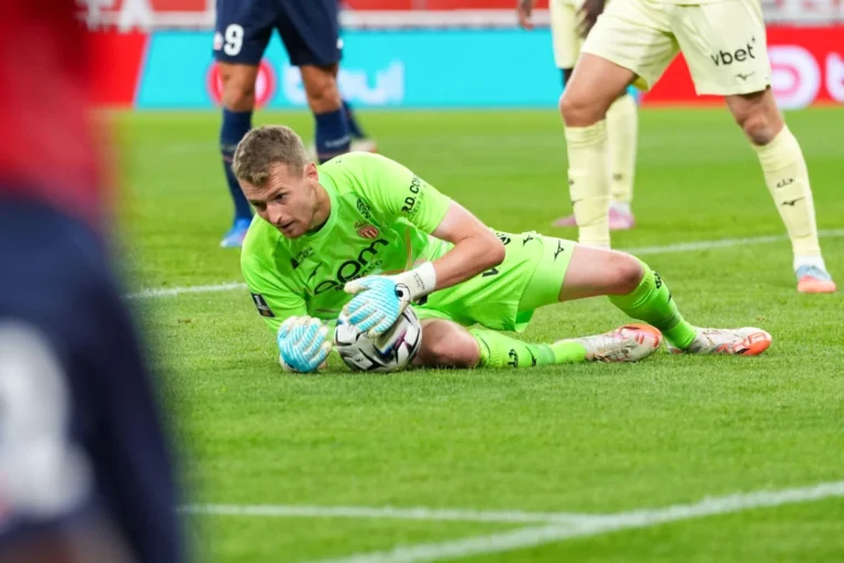 Lukas Hradecky est blessé ©Alamy