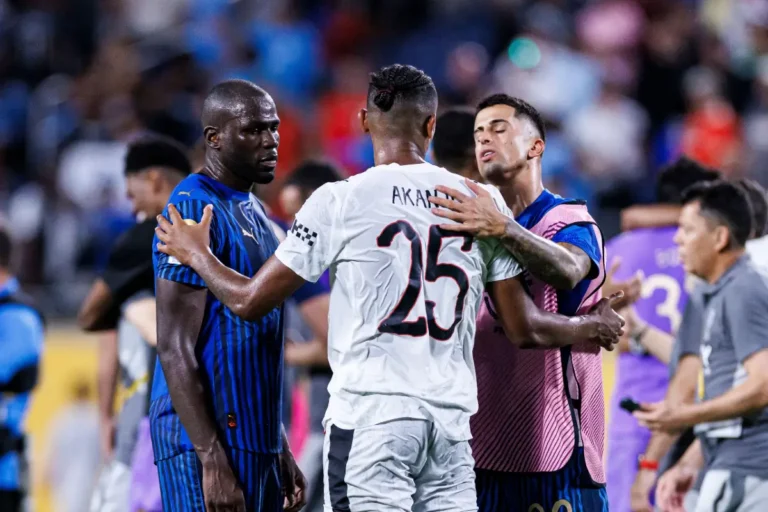 Manuel Akanji signe à l'Inter Milan ©Alamy