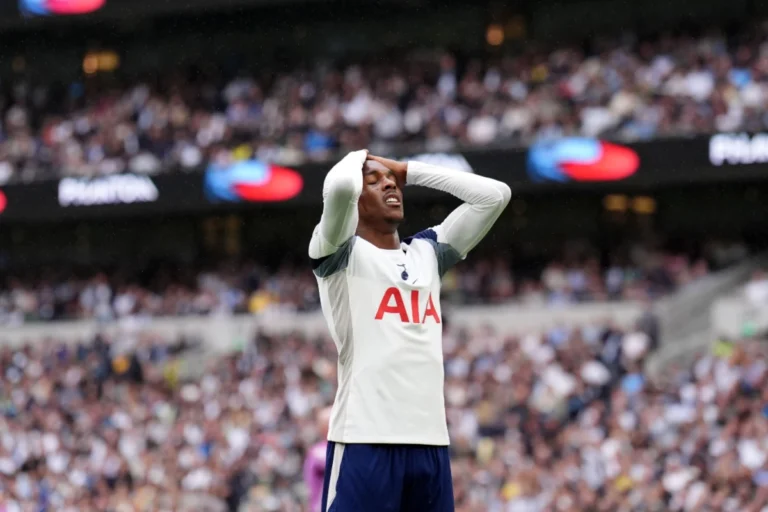 Mathys Tel fait une sortie désespérante ©Alamy