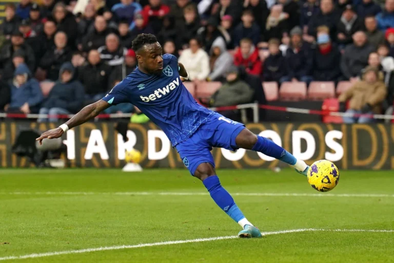 Maxwell Cornet retourne au Genoa ©Alamy