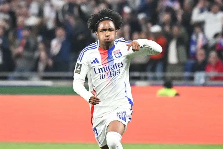 Malick Fofana sous le maillot de Lyon @Alamy