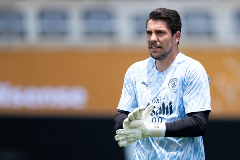 Stefan Ortega avec le maillot de Manchester City @Alamy