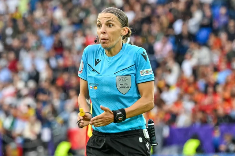 Stéphanie Frappart à la VAR de Rennes - Lyon ©Alamy