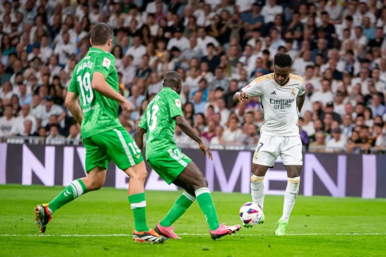 Vinicius Junior chambré par le Bétis ©Alamy