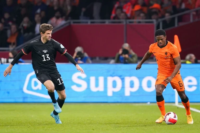 Tyrell Malacia sous le maillot des Pays Bas @Alamy