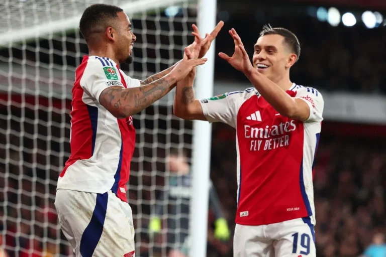 Trossard avec Gabriel Jesus sous le maillot d'Arsenal @Alamy