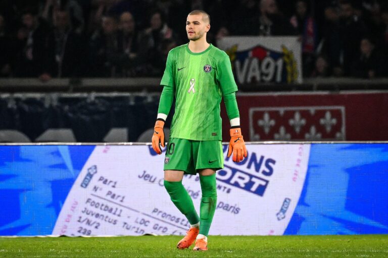 Lucas Chevalier réagit au tacle de Lamine Camara ©Alamy