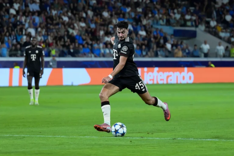 Aleksandar Pavlovic avec le Bayern Munich @Alamy