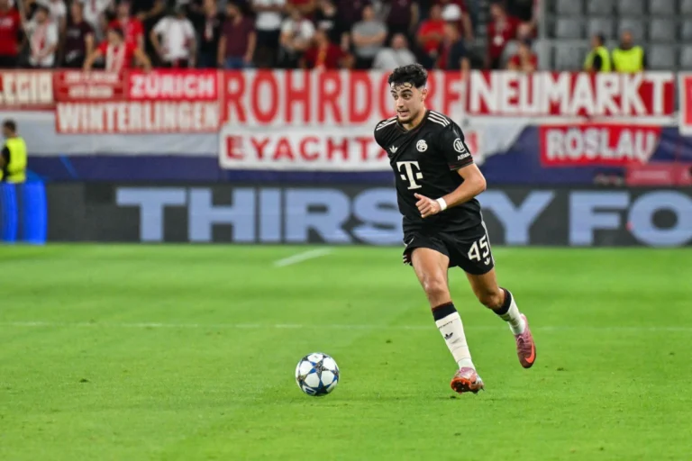 Aleksandar Pavlović visé par Manchester City ©Alamy