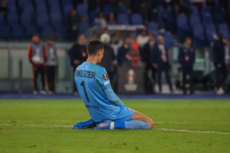 Berke Özer face à l'AS Rome ©Alamy