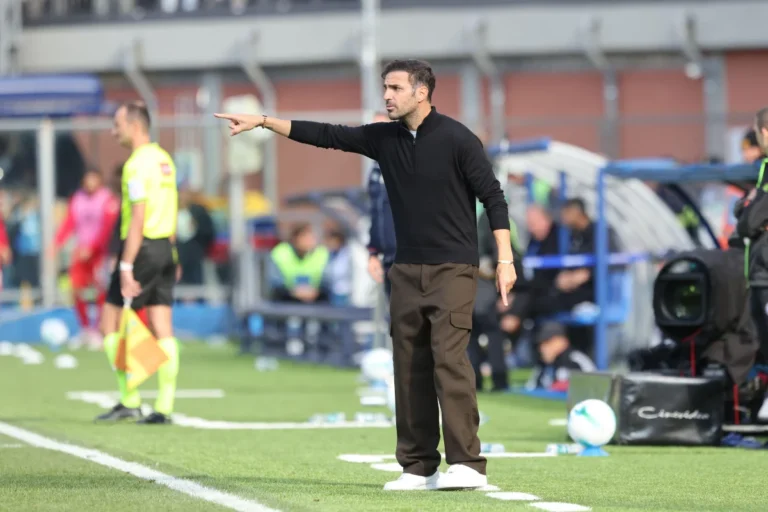 Cesc Fabregas sur le banc de Côme @Alamy