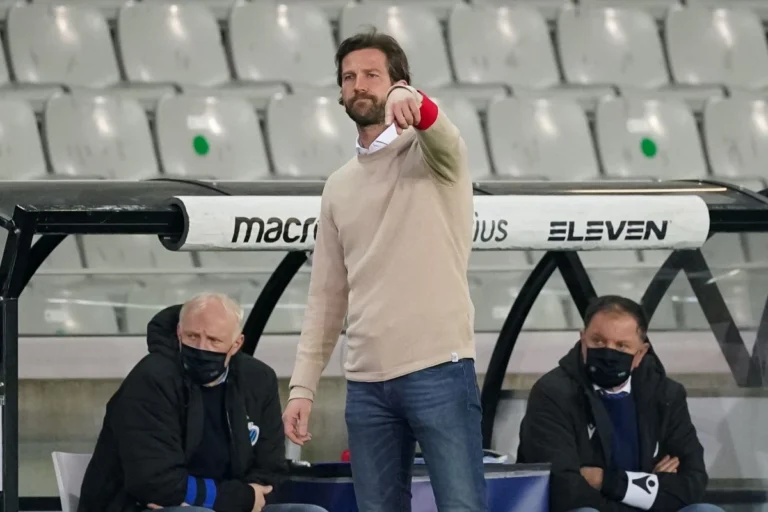 L'entraineur Rik de Mil sur son banc de touche @Alamy