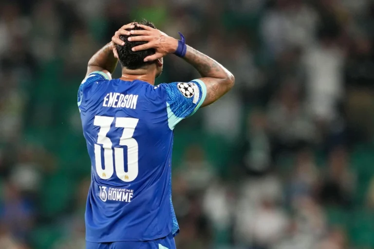 Emerson Palmieri défendu par un ancien arbitre ©Alamy