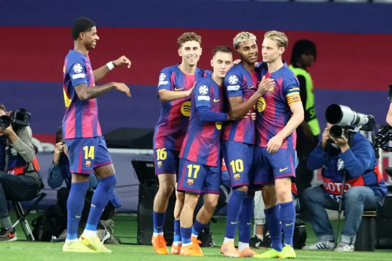 Frenkie de Jong défend Lamine Yamal ©Alamy