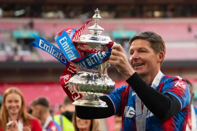 Premier League : un gros cadeau attend ce surprenant entraîneur