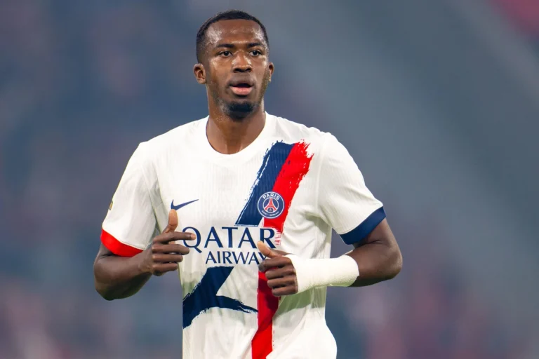 Willian Pacho sous les couleurs du PSG ©Alamy