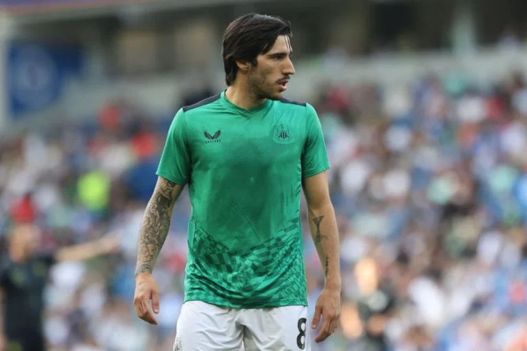 Sandro Tonali à l'échauffement avec Newcastle @Alamy