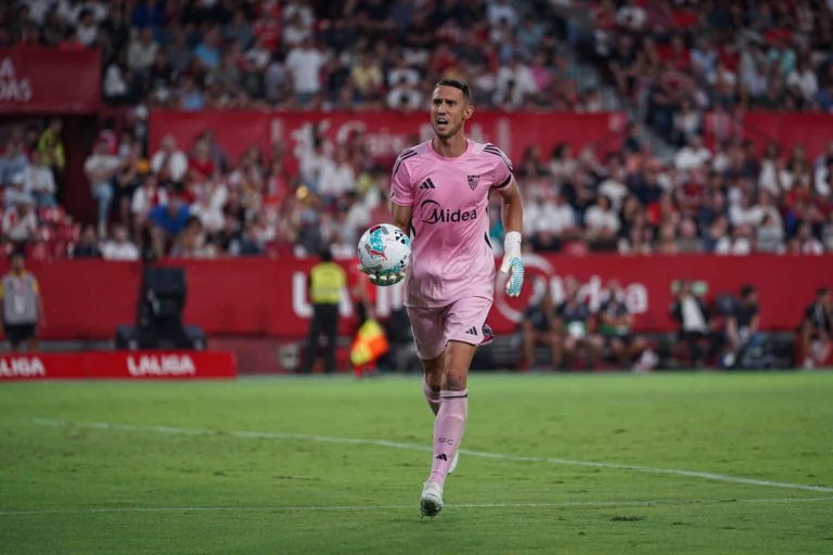 Vlachodimos sous le maillot de Séville @Alamy