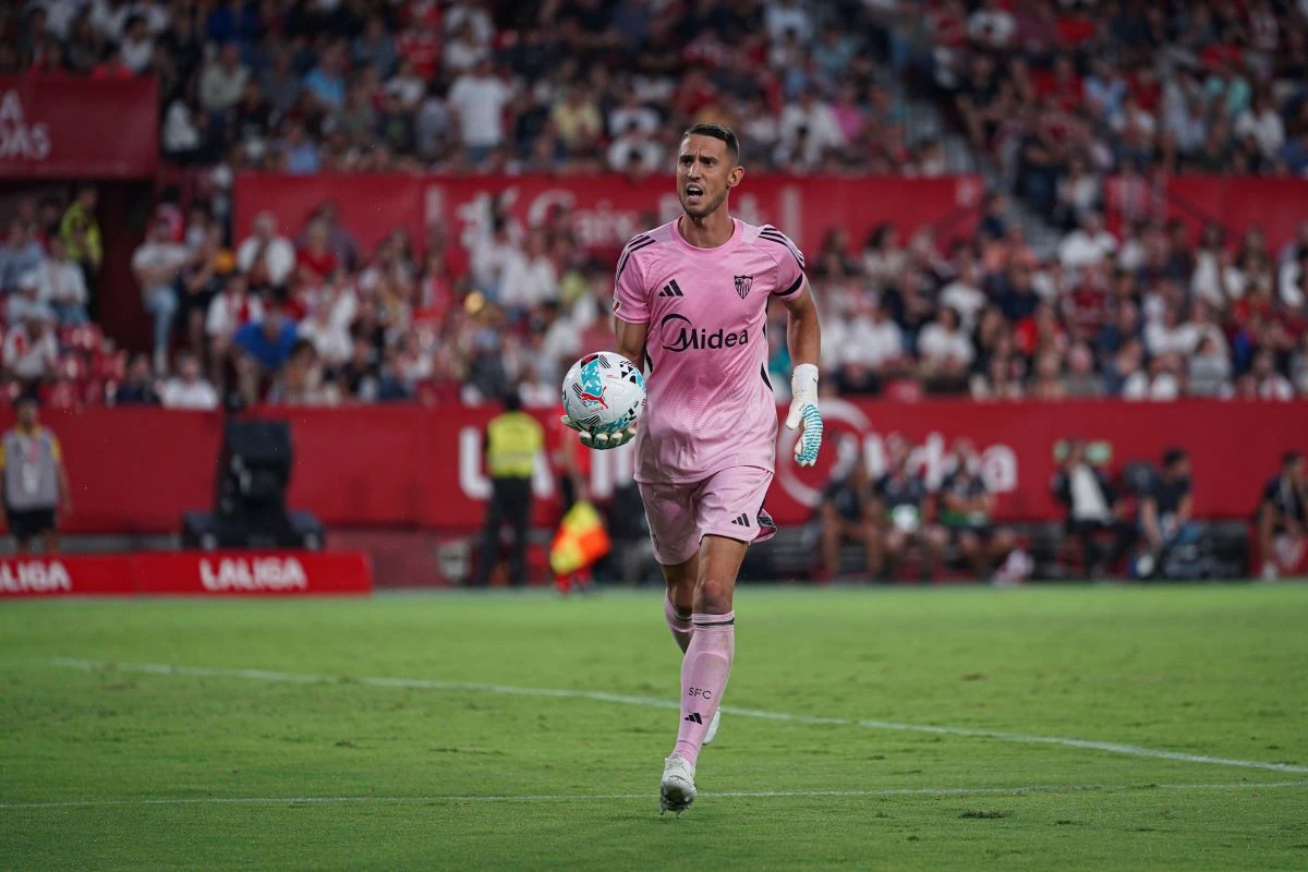 Vlachodimos sous le maillot de Séville @Alamy