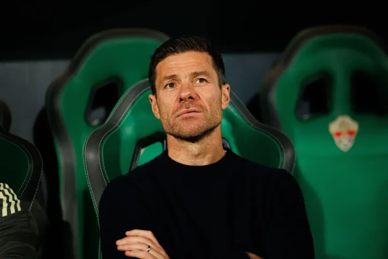 Xabi Alonso lâché par un membre de son staff ©Alamy