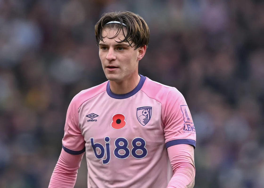 Manchester United et Tottenham se disputent un milieu anglais