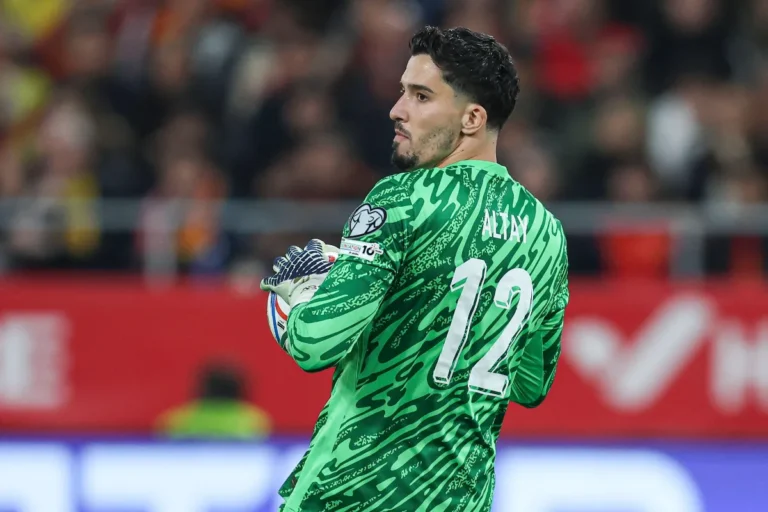 Altay Bayındır sous le maillot de la Turquie