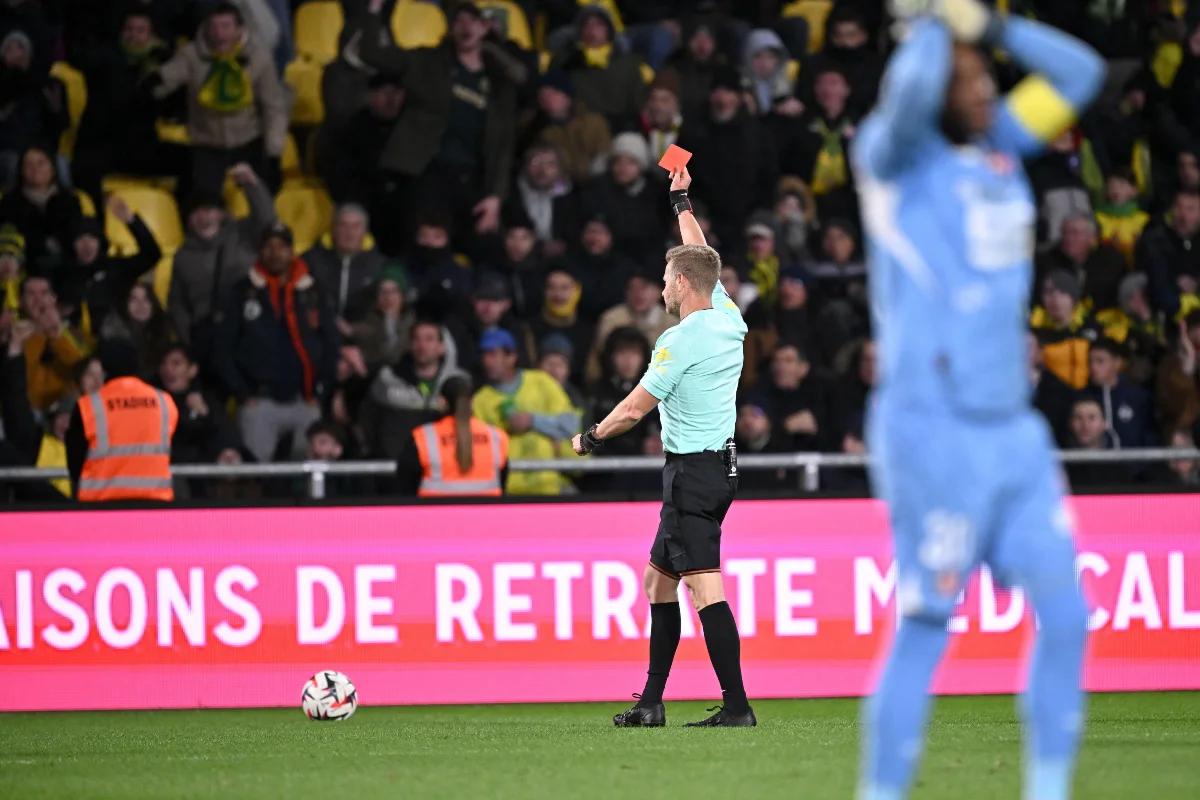 Bolivie : 17 cartons rouges et du gaz lacrymogène pour terminer un match