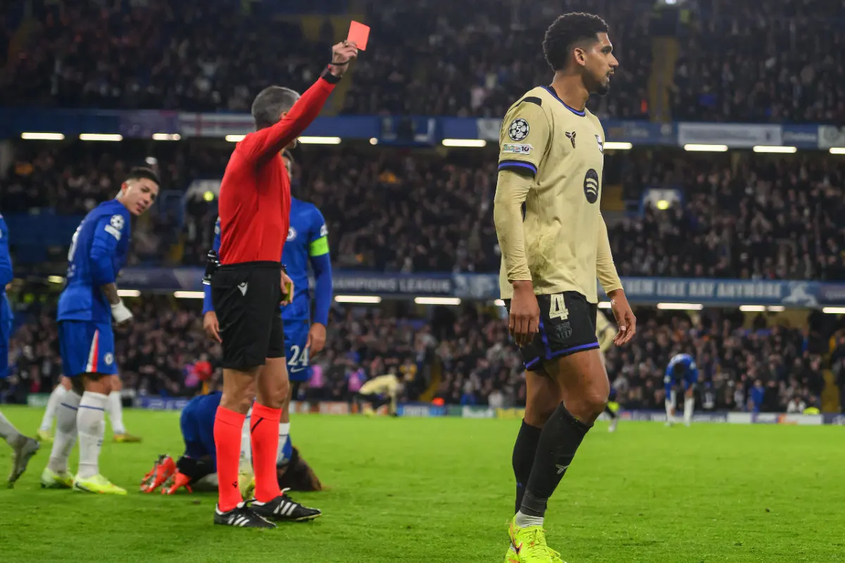 FC Barcelone : Les aveux glaçants d'Hansi Flick sur l'expulsion de Ronald Araujo