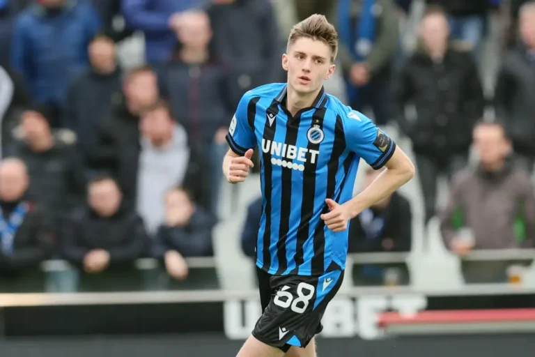 La Premier League appelle un crack de la défense en Belgique