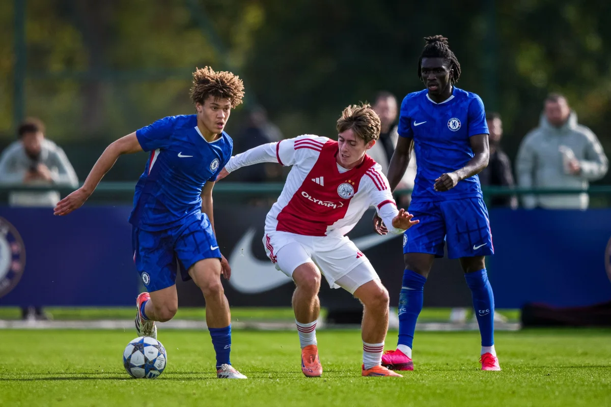 Manchester City et le Bayern Munich suivent un espoir anglais