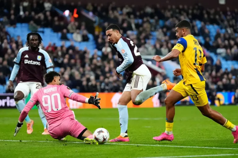 Morgan Rogers prolonge avec Aston Villa ©Alamy