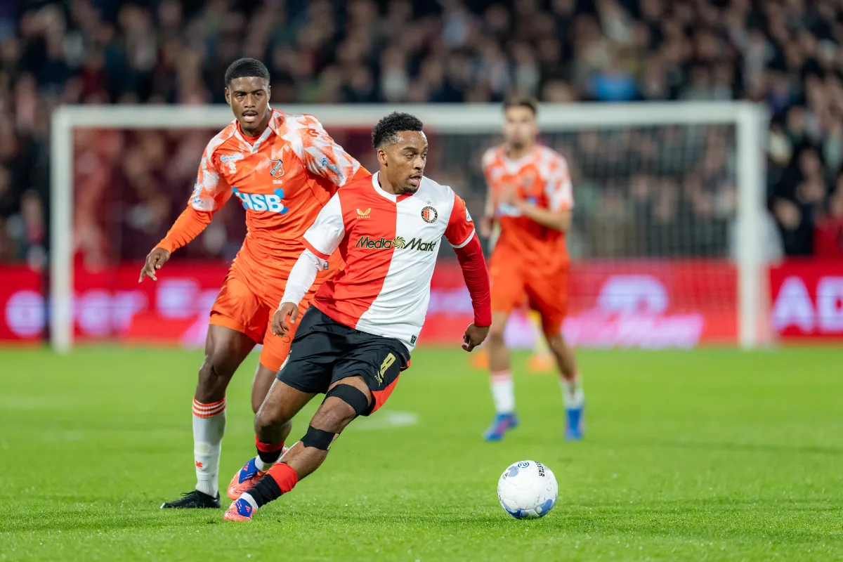 Manchester United vise un international néerlandais en fin de contrat