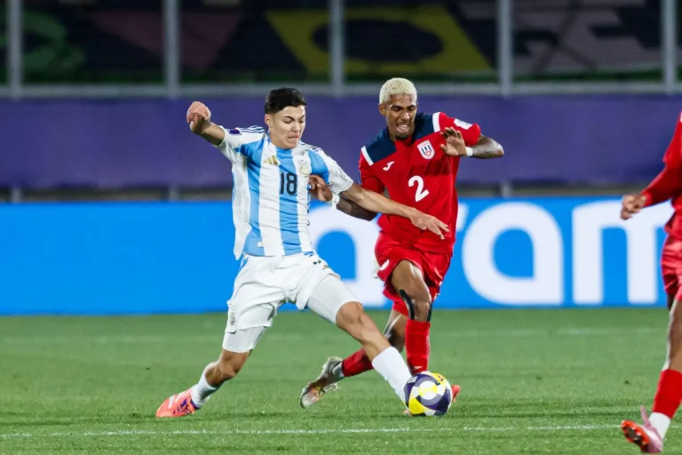 Tobías Andrada avec le maillot de l'Argentine