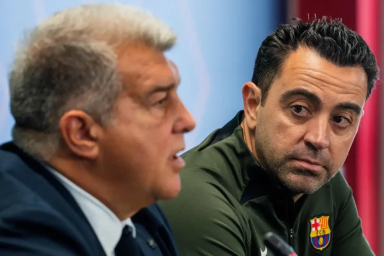 Joan Laporta et Xavi sous les couleurs du Barça ©Alamy